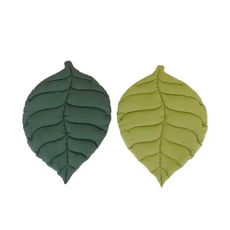 Mincy Pets Leaf-Shaped Pet Mat: Soft Cotton Double-Sided Blanket product photo.