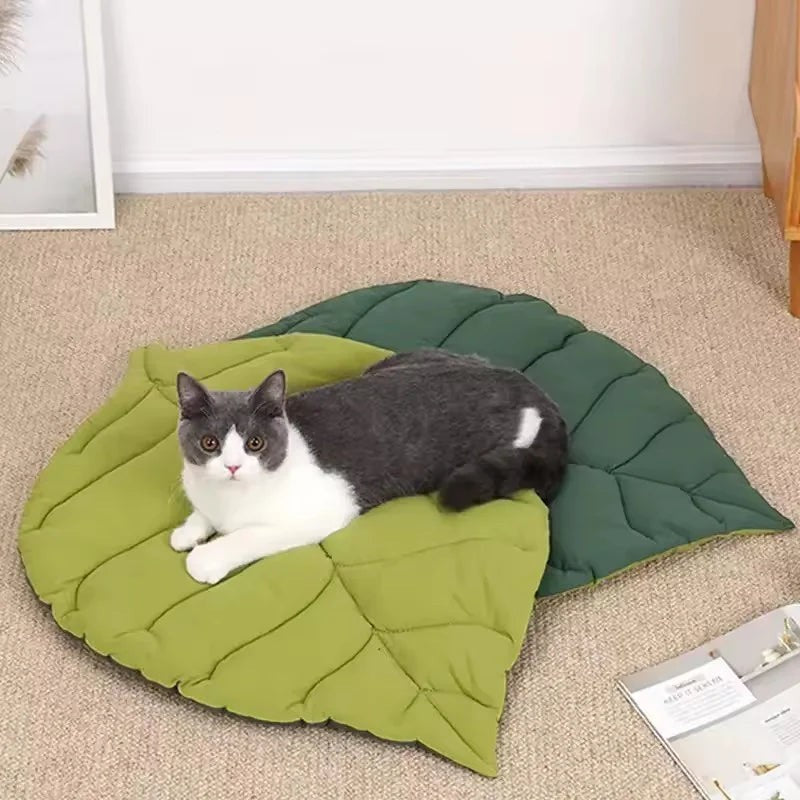 Mincy Pets Leaf-Shaped Pet Mat: Soft Cotton Double-Sided Blanket product photo.